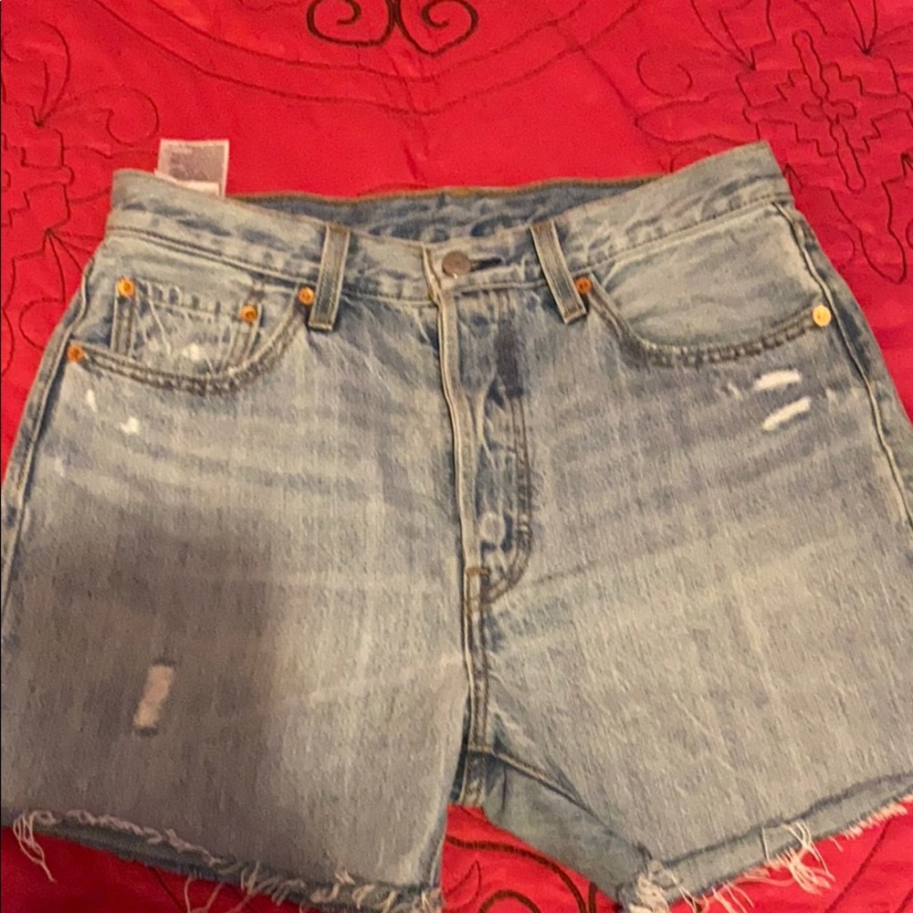 Levi’s HiGH WAiSTED sHORtz